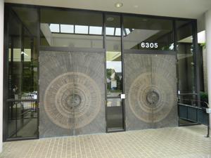 Large inviting doors mark the entrance to B’nai Israel Congregation.
