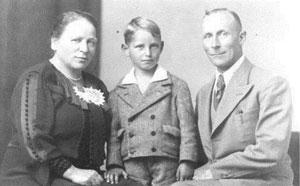 Fred Kahn at 4 1/2 years old, with Aunt Rosa Kahn Nassauer and Uncle Siegfried Nassauer.   