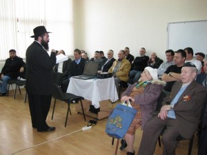 Rabbi Ari Edelkopf teaches visitors to the Sochi Chabad House. Photos courtesy of Rabbi Edelkopf 