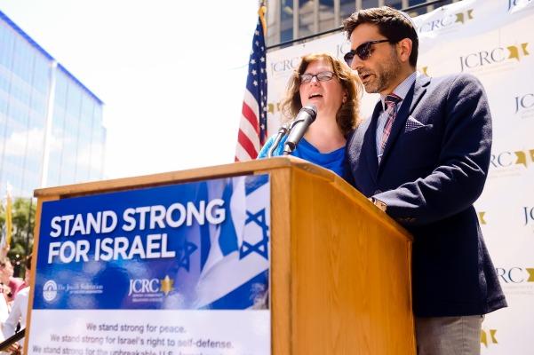 Rabbis Gil and Batya Steinlauf sing together during a rally for solidarity with Israel in July in Washington, D.C. Photo by David Stuck