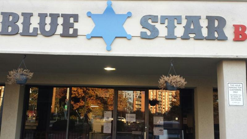 A small “closed” sign is affixed to the door of the kosher meat restaurant, Blue Star, which went out of business earlier this month. Photo by Stacie Shapero 