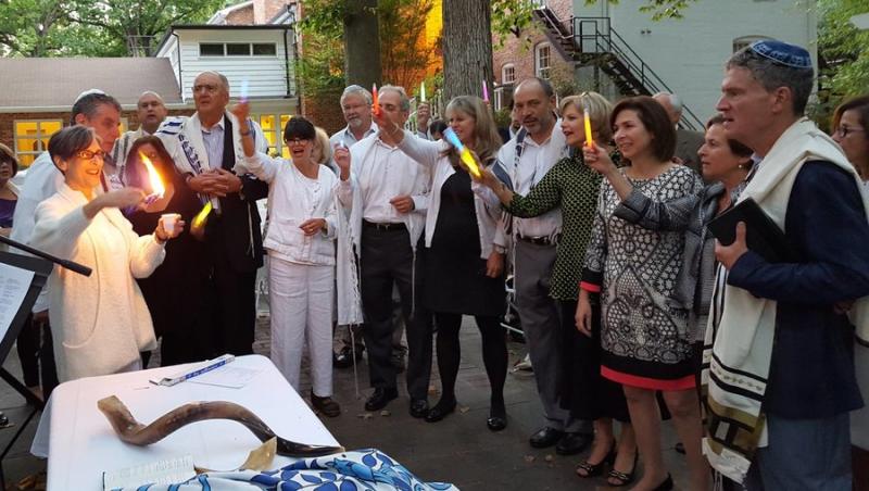 oHanna Potts of The Jewish Studio (left) leads the congregation for Havdalah. Photo courtesy of The Jewish Studio