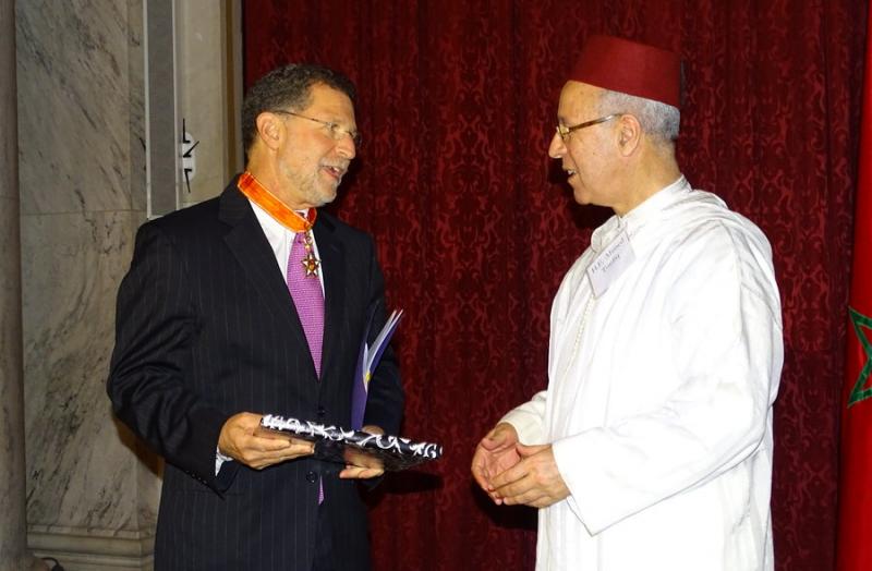 Rabbi Bruce Lustig of Washington Hebrew Congregation hands a gift to Ahmed Toufiq, minister of endowments and Islamic affairs for the Kingdom of Morocco, after receiving a medal of honor for his interfaith work. Photo by Suzanne Pollak 
