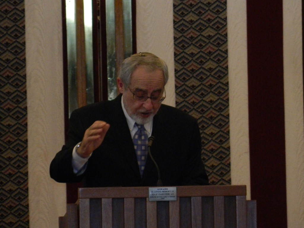 Rabbi Reuben Landman addresses the congregation at the memorial service for his wife, Gila. Photo by David Holzel