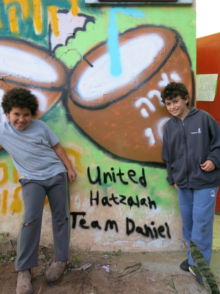 More than 75 children and teens from southern Israel received specialized art therapy kits, thanks to a new project organized by United Hatzalah of Israel’s Team Daniel initiative. In conjunction with Artists 4 Israel, the art therapy kits were distributed on Dec. 8 -10 with a program introducing parents how to use the kits with their children and visits by graffiti artists who worked with teens to paint neighborhood bomb shelters. Art therapists also participated in the events.Photo courtesy of IMP Group 