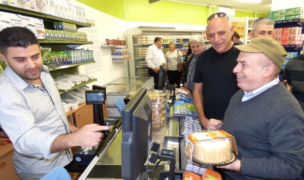 Natan Sharansky, chairman of the Jewish Agency for Israel, buys dessert at the CitiMart in Sderot.Courtesy Jewish Agency for Israel 
