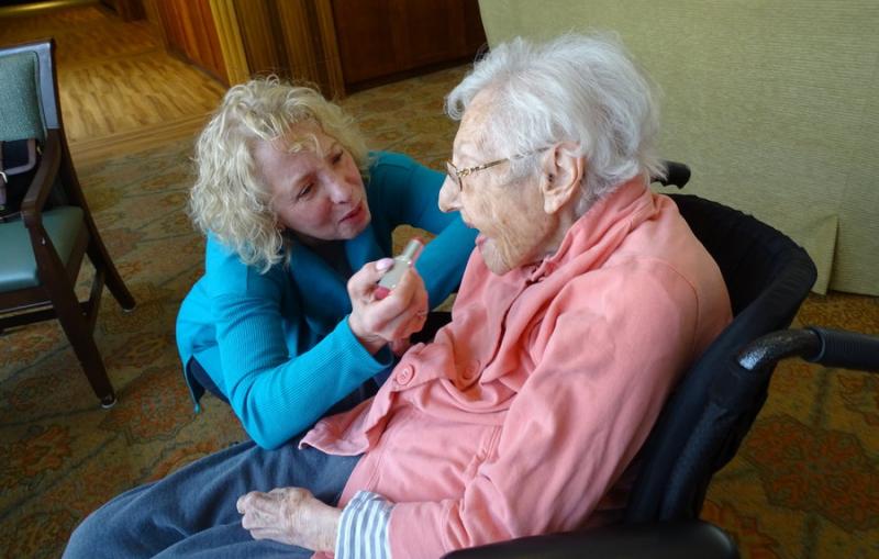 Marlene Goldschmidt applies makeup to her mother, Florence Halpern, who suffers from Alzheimer’s disease. Photo by Suzanne Pollak