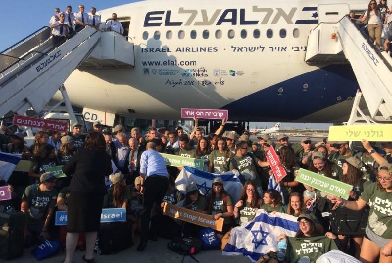 The Nefesh B’Nefesh arrivals get a warm welcome at Ben Gurion International Airport. Photo by Jon Marks