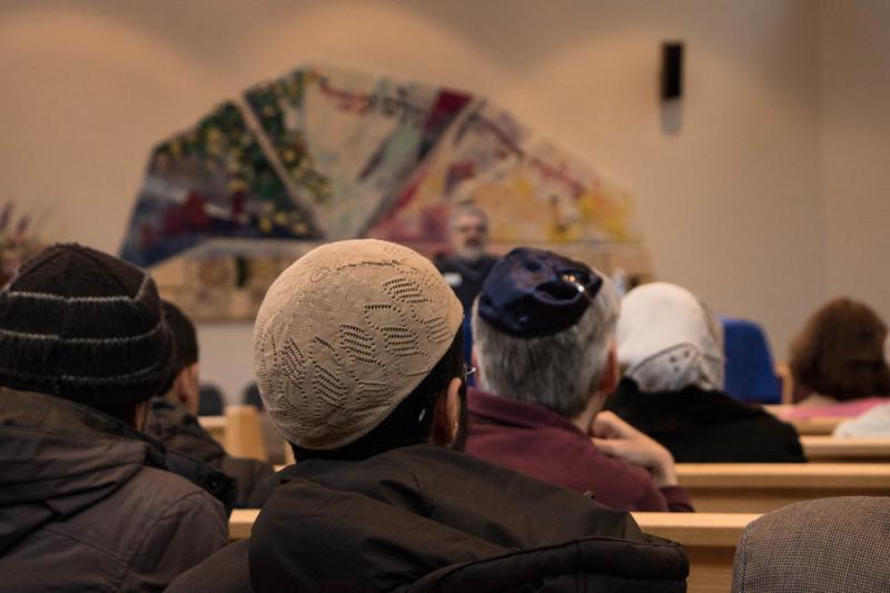 Jews and Muslims gather at Kehilat Shalom in Gaithersburg. Photo by Justin Katz